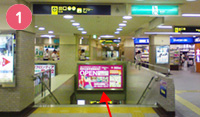 阪急豊中駅南改札出口をでると写真のように階段とエスカレーターが見えますので、1階に下りてください