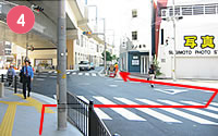 最初の横断歩道（写真）を矢印のように渡り、そのまま阪急電車の高架沿いに進んでください。